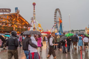 Münih, Almanya - 17 Eylül 2016: Münih'teki Oktoberfest'te kalabalıklar