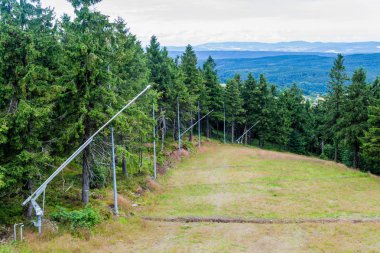 Orlickie dağları, Polonya'daki Serlich Dağı'ndan bir kayak pistinin yaz manzarası