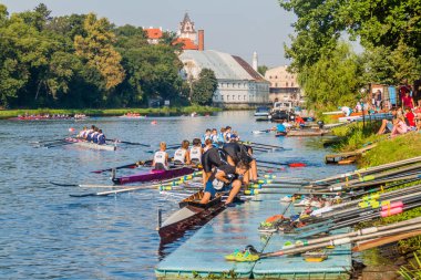 Brandys Nad Labem, Çekya - 11 Eylül 2016: Labe (Elbe) nehri üzerinde, Brandys nad Labem, Çekya'da gençler kürek yarışı
