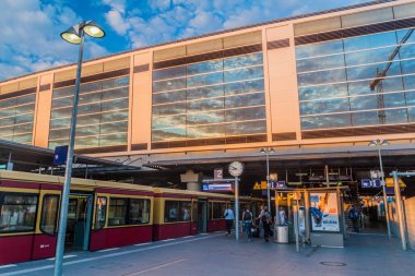 Berlin, Almanya - 23 Temmuz 2017: Berlin S-Bahn (hızlı transit demiryolu sistemi) istasyonu Ostkreuz'un görünümü.