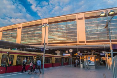 Berlin, Almanya - 23 Temmuz 2017: Berlin S-Bahn (hızlı transit demiryolu sistemi) istasyonu Ostkreuz'un görünümü.