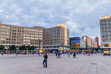 Berlin, Almanya - 23 Temmuz 2017: Berlin'de Alexanderplatz meydanının görünümü.