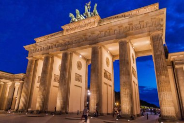 Berlin, Almanya - 23 Temmuz 2017: Berlin Brandenburger Tor'da (Brandenburg Kapısı) alacakaranlık.