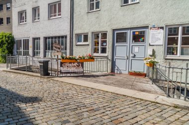 Augsburg, Almanya - 16 Eylül 2016: Augsburg'un eski kasabasında küçük bir kanal üzerinde köprü