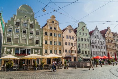 Augsburg, Almanya - 16 Eylül 2016: Augsburg'da Maximilianstrasse caddesini kaplayan eski evlerin görünümü