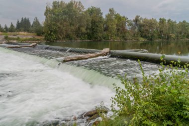 Weir, Augsburg yakınlarındaki Lech nehri üzerinde