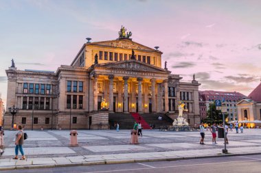 Berlin, Almanya - 30 Temmuz 2017: Konzerthaus'un (konser salonu) Berlin'in Berlin Gendarmenmarkt meydanında akşam manzarası, Almanya