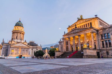 Berlin, Almanya - 30 Temmuz 2017: Berlin,Almanya'da Gendarmenmarkt meydanının akşam manzarası