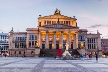 Berlin, Almanya - 30 Temmuz 2017: Berlin'deki Konzerthaus'un (konser salonu) Berlin'deki Gendarmenmarkt meydanında akşam manzarası, Almanya