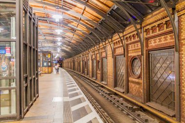 Berlin, Almanya - 30 Temmuz 2017: Berlin S-Bahn (hızlı transit demiryolu sistemi) istasyonu Hackescher Markt'ın görünümü.