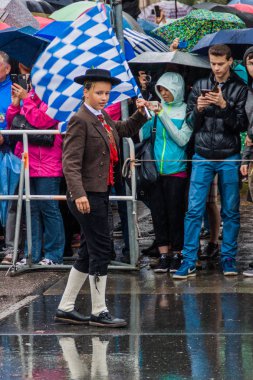 Münih, Almanya - 17 Eylül 2016: Münih'teki Oktoberfest'in yıllık açılış törenine katılanlar.