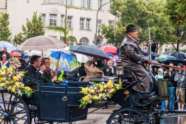 Münih, Almanya - 17 Eylül 2016: Münih'teki Oktoberfest'in yıllık açılış törenine katılanlar.