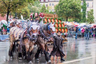 Münih, Almanya - 17 Eylül 2016: Münih'teki Oktoberfest'in yıllık açılış törenine katılanlar.