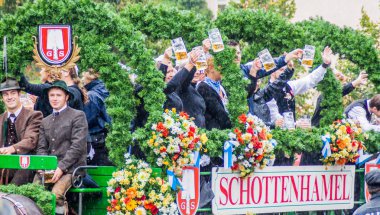 Münih, Almanya - 17 Eylül 2016: Münih'teki Oktoberfest'in yıllık açılış törenine katılanlar.