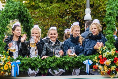Münih, Almanya - 17 Eylül 2016: Münih'teki Oktoberfest'in yıllık açılış törenine katılanlar.