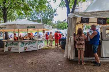 Berlin, Almanya - 4 Ağustos 2017: Uluslararası Berlin Bira Festivali'nde bira tezgahları.