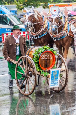 Münih, Almanya - 17 Eylül 2016: Münih'teki Oktoberfest'in yıllık açılış törenine katılanlar