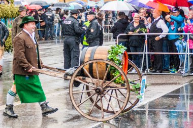 Münih, Almanya - 17 Eylül 2016: Münih'teki Oktoberfest'in yıllık açılış törenine katılanlar
