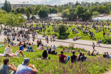 Berlin, Almanya - 6 Ağustos 2017: Berlin'deki Mauerpark parkında pazar öğleden sonraları insanlar eğleniyor.