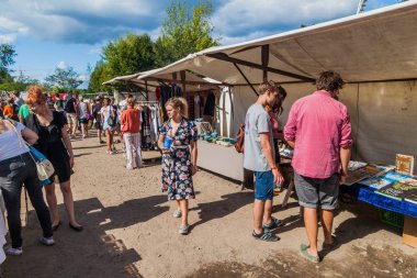 Berlin, Almanya - 6 Ağustos 2017: Berlin'de Mauerpark'ta bit pazarLarını ziyaret edin.