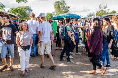 Berlin, Almanya - 6 Ağustos 2017: Berlin'de Mauerpark'ta bit pazarLarını ziyaret edin.