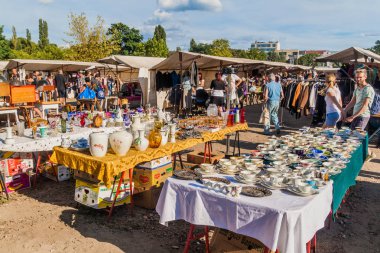 Berlin, Almanya - 6 Ağustos 2017: Berlin'de Mauerpark'ta bit pazarLarını ziyaret edin.