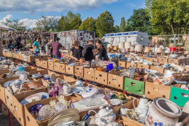 Berlin, Almanya - 6 Ağustos 2017: Berlin'de Mauerpark'ta bit pazarLarını ziyaret edin.