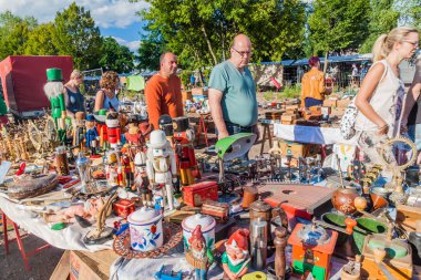 Berlin, Almanya - 6 Ağustos 2017: Berlin'de Mauerpark'ta bit pazarLarını ziyaret edin.
