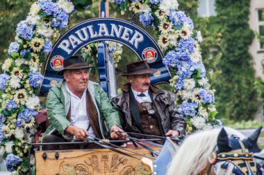 Münih, Almanya - 17 Eylül 2016: Münih'teki Oktoberfest'in yıllık açılış törenine katılanlar