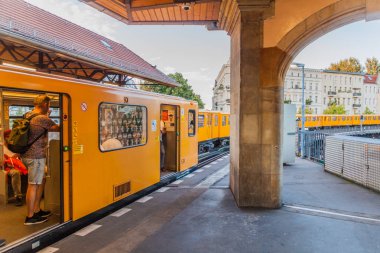 Berlin, Almanya - 9 Ağustos 2017: Berlin U-Bahn (metro) istasyonu Schlesisches Tor manzarası.