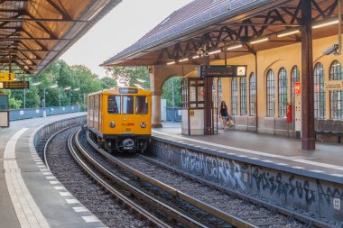 Berlin, Almanya - 9 Ağustos 2017: Berlin U-Bahn (metro) istasyonu Schlesisches Tor manzarası.