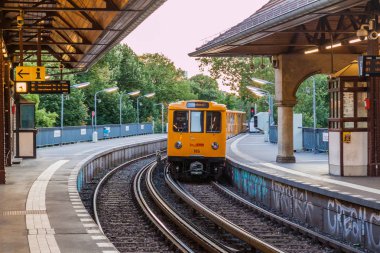Berlin, Almanya - 9 Ağustos 2017: Berlin U-Bahn (metro) istasyonu Schlesisches Tor manzarası.