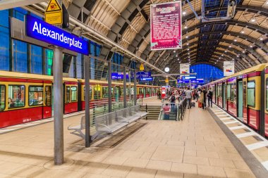 Berlin, Almanya - 9 Ağustos 2017: Berlin, Almanya'da S-Bahn (urban rail) istasyonu Alexanderplatz'ın görünümü