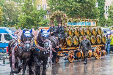 Münih, Almanya - 17 Eylül 2016: Münih'teki Oktoberfest'in yıllık açılış törenine katılanlar