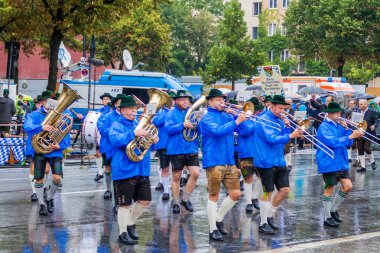Münih, Almanya - 17 Eylül 2016: Münih'teki Oktoberfest'in yıllık açılış töreninde müzik grubu