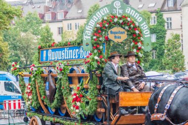 Münih, Almanya - 17 Eylül 2016: Münih'teki Oktoberfest'in yıllık açılış törenine katılanlar