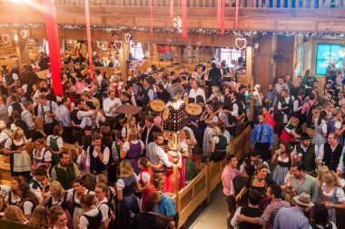Münih, Almanya - 17 Eylül 2016: Münih'teki Oktoberfest'in çadırlarından birinde insanlar bira içiyor