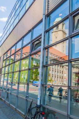 Berlin, Almanya - 16 Ağustos 2017: Berlin-Spandau tren istasyonundaki Spandau belediye binasının yansıması.