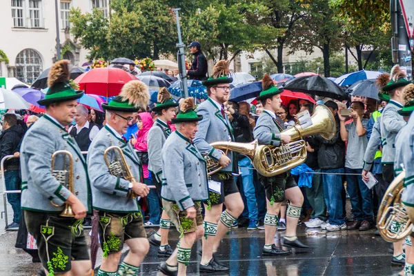 ミュンヘン ドイツ 2016年9月17日 ミュンヘンのオクトーバーフェストの毎年恒例のオープニングパレードで音楽バンド — ストック写真