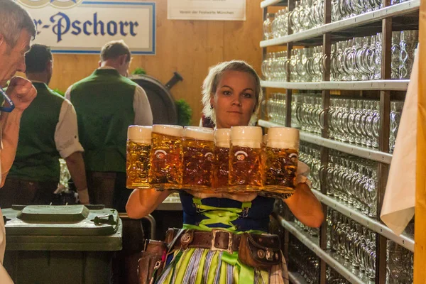 ミュンヘン ドイツ 2016 ミュンヘンのオクトーバーフェストで多くのビールグラスを運ぶウェイトレス — ストック写真