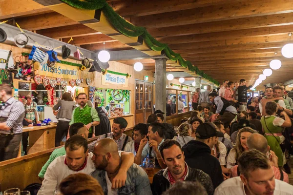 Munich Alemanha Setembro 2016 Pessoas Bebem Cerveja Uma Das Tendas — Fotografia de Stock