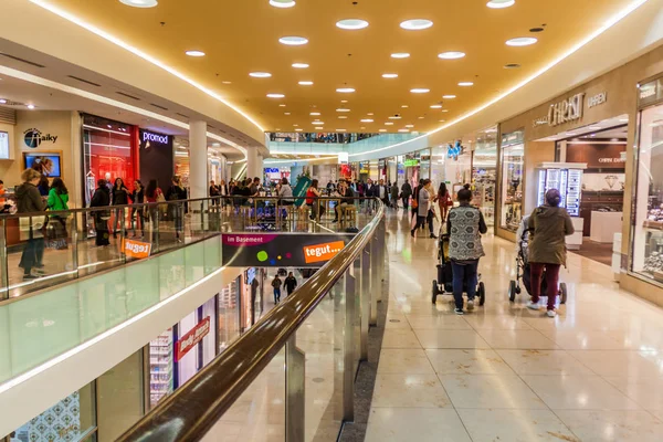 Erlangen, Almanya - 19 Eylül 2016: Erlangen, Almanya'da Arcaden alışveriş merkezinin içi