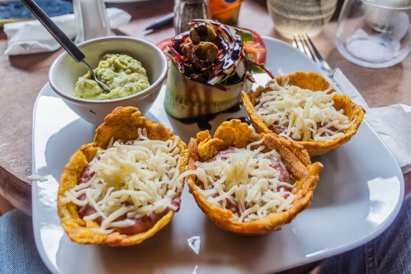 Kolumbianische Mahlzeit Patacones Gebratene Kochbananen Mit Bohnen Und Käse — Stockfoto