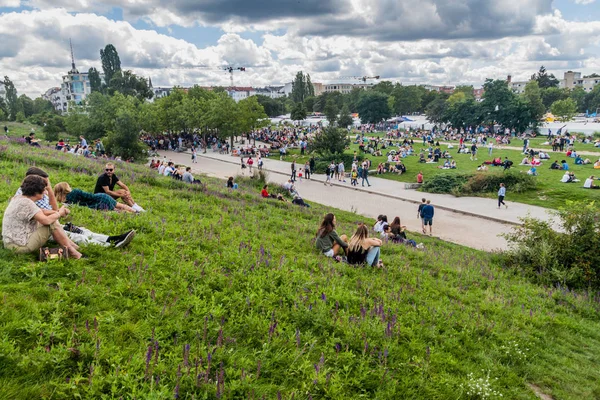 Berlin Germany August 2017 People Enjoy Sunday Afternoon Mauerpark Park — Stock Photo, Image