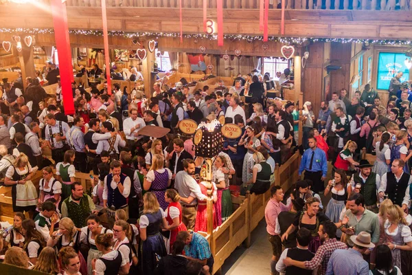 München Tyskland September 2016 Folk Dricker Ett Tälten Oktoberfest München — Stockfoto