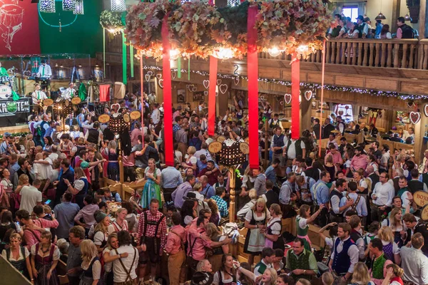 ミュンヘン ドイツ 2016 人々はミュンヘンのオクトーバーフェストのテントの一つでビールを飲みます — ストック写真