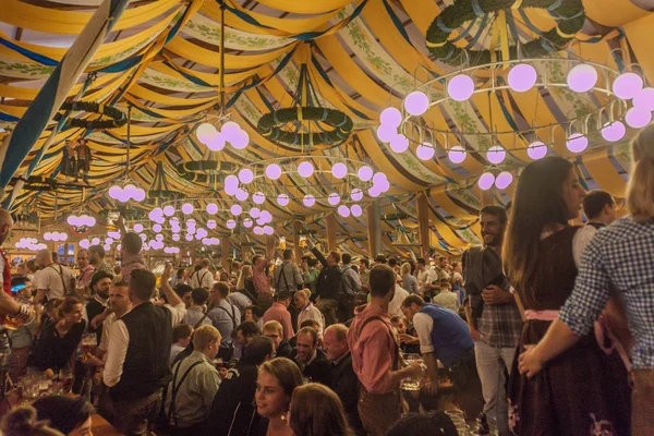 ミュンヘン ドイツ 2016 人々はミュンヘンのオクトーバーフェストのテントの一つでビールを飲みます — ストック写真