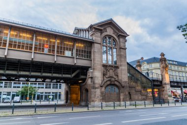Berlin, Almanya - 18 Ağustos 2017: Berlin U-Bahn (metro) istasyonu Bulowstrasse manzarası.