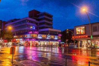 Berlin, Almanya - 18 Ağustos 2017: Kurfurstenstrasse ve Potsdamer Strasse caddelerinin kesiştiği yer, Kırmızı Işık bölgesinin konumu.