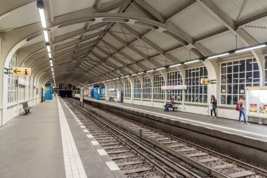 Berlin, Almanya - 18 Ağustos 2017: Berlin U-Bahn (metro) istasyonu Bulowstrasse manzarası.